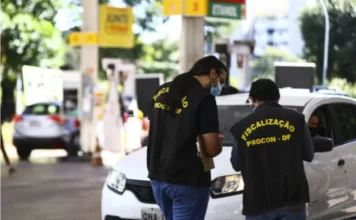 Deputados analisam punição para alta abusiva de combustíveis Fiscais do Procon-DF fiscalizam posto de combustíveis durante ação de controle contra possível aumento abusivo de preços