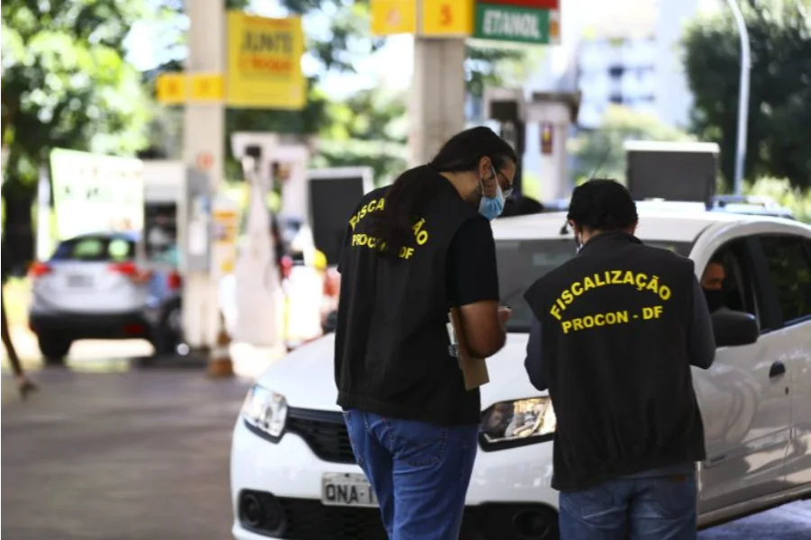 Fiscais do Procon-DF fiscalizam posto de combustíveis durante ação de controle contra possível aumento abusivo de preços