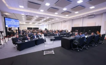Deputados cobram obras e saúde na Alesc em Araranguá Sessão ordinária da Alesc Itinerante em Araranguá, Santa Catarina, onde deputados estaduais e a Bancada do Sul debatem demandas de infraestrutura e saúde regional. A foto mostra o plenário com parlamentares e o público ao fundo.
