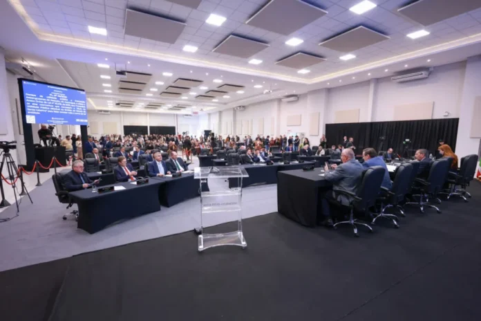 Deputados cobram obras e saúde na Alesc em Araranguá Sessão ordinária da Alesc Itinerante em Araranguá, Santa Catarina, onde deputados estaduais e a Bancada do Sul debatem demandas de infraestrutura e saúde regional. A foto mostra o plenário com parlamentares e o público ao fundo.