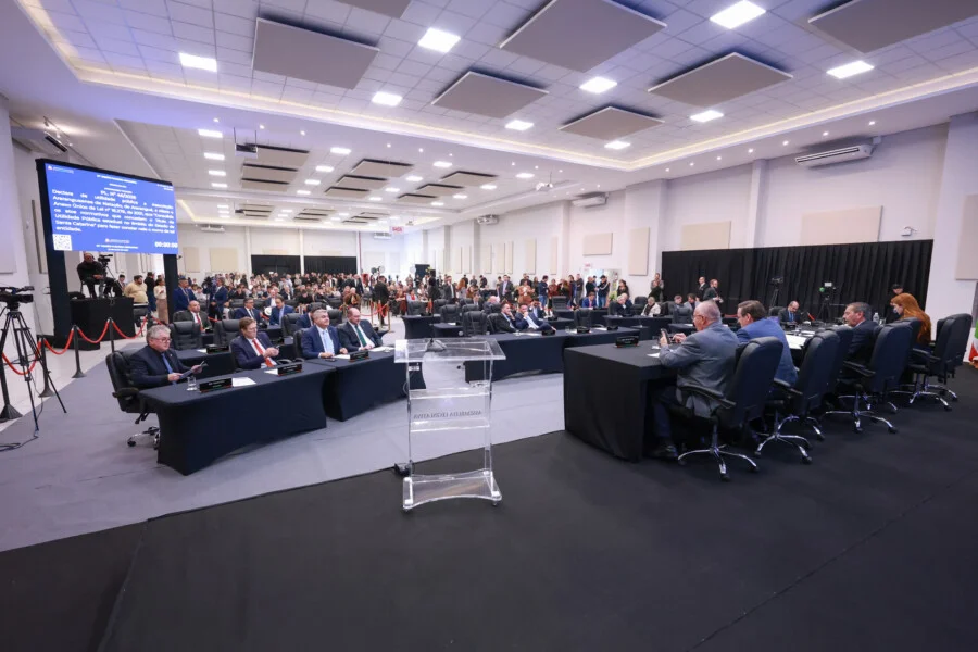 Deputados cobram obras e saúde na Alesc em Araranguá Sessão ordinária da Alesc Itinerante em Araranguá, Santa Catarina, onde deputados estaduais e a Bancada do Sul debatem demandas de infraestrutura e saúde regional. A foto mostra o plenário com parlamentares e o público ao fundo.