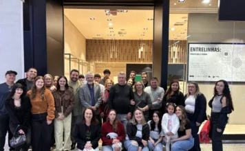 Design da Unesc transforma porcelanato em arte regional Grupo de estudantes, professores e convidados do curso de Design da Unesc na exposição Entrelinhas no Nações Shopping