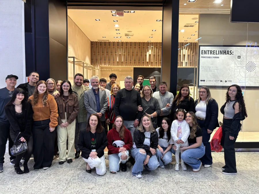 Grupo de estudantes, professores e convidados do curso de Design da Unesc na exposição Entrelinhas no Nações Shopping