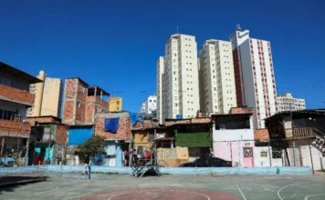 Desigualdade volta a crescer no Brasil, aponta IBGE Moradias simples próximas a prédios residenciais em área urbana ilustram desigualdade de renda no Brasil