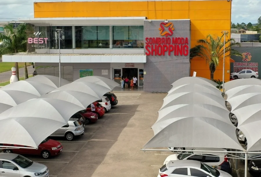 Fachada do Sombrio Moda Shopping em Sombrio, onde ocorre campanha de Dia das Mães com sorteios de vales-compras e prêmios para clientes.