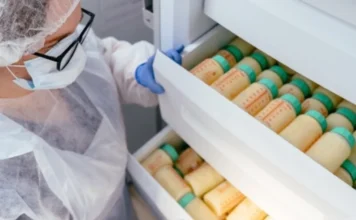 Doação de leite humano beneficia milhões de bebês no SUS Profissional de saúde organiza frascos de leite humano doado em banco de leite para atendimento a bebês prematuros no SUS