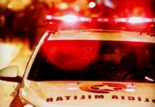 Dois homens são presos por tráfico de drogas em Araranguá Viatura da Polícia Militar com giroflex ligado durante ocorrência policial sobre tráfico de drogas em Araranguá.