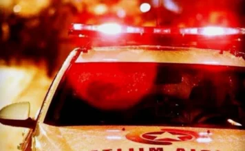 Dois homens são presos por tráfico de drogas em Araranguá Viatura da Polícia Militar com giroflex ligado durante ocorrência policial sobre tráfico de drogas em Araranguá.