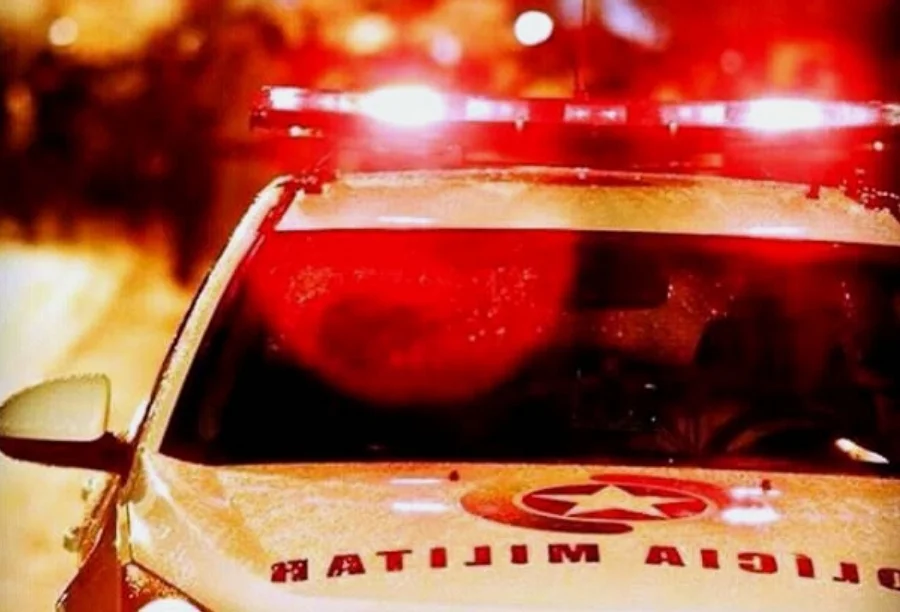 Viatura da Polícia Militar com giroflex ligado durante ocorrência policial sobre tráfico de drogas em Araranguá.