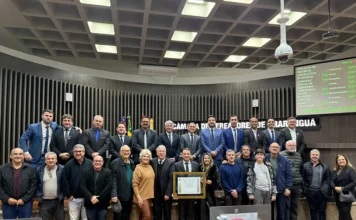 Dr. Ricardo Matos vira cidadão honorário de Araranguá Dr. Ricardo Matos recebe Título de Cidadania Honorária na Câmara de Vereadores de Araranguá ao lado de vereadores, familiares e convidados