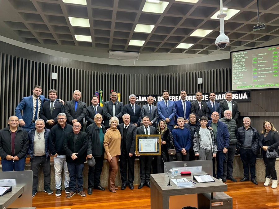 Dr. Ricardo Matos recebe Título de Cidadania Honorária na Câmara de Vereadores de Araranguá ao lado de vereadores, familiares e convidados