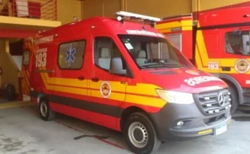Duas mulheres se ferem em acidente de moto em Araranguá Ambulância do Corpo de Bombeiros utilizada em atendimentos de emergência e acidentes de trânsito em Santa Catarina