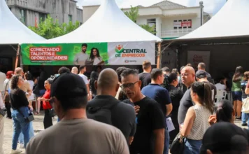 Empresas ofertam mais de 500 vagas em ação em Criciúma Balcão de Empregos de Criciúma reúne candidatos em busca de vagas de trabalho na Praça Nereu Ramos