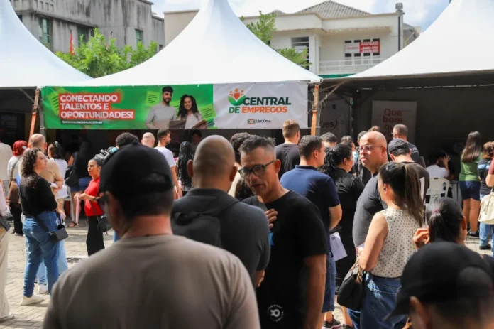 Empresas ofertam mais de 500 vagas em ação em Criciúma Balcão de Empregos de Criciúma reúne candidatos em busca de vagas de trabalho na Praça Nereu Ramos