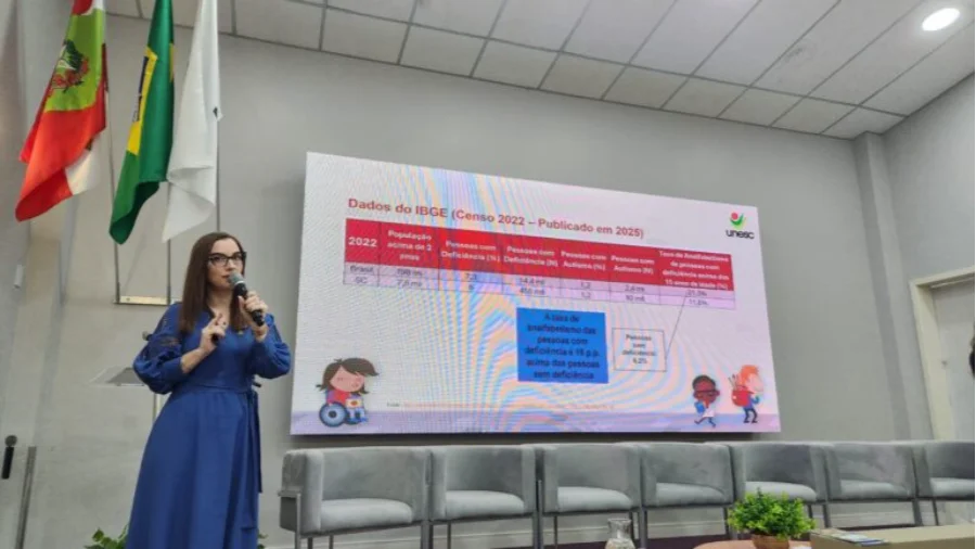 Palestra sobre educação inclusiva no encontro regional de profissionais do AEE na Amrec, em Criciúma
