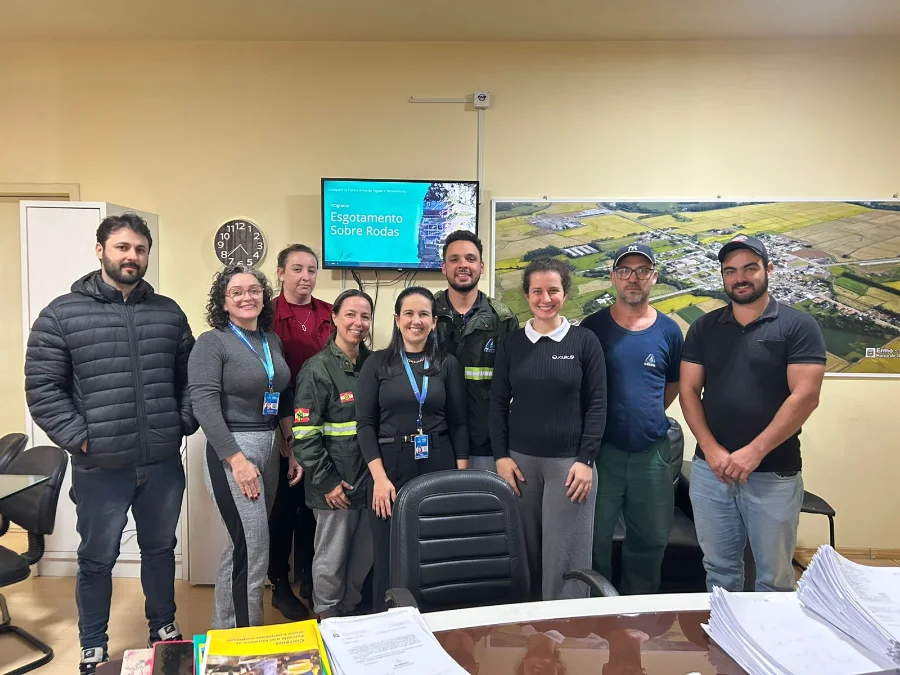 Servidores da Prefeitura de Ermo e colaboradores da Casan participam de capacitação sobre o Programa Esgotamento Sobre Rodas, voltado ao saneamento básico e tratamento de lodo de fossas sépticas.