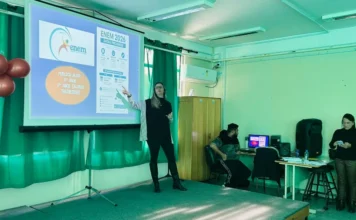 Escola de Sombrio lança projeto gratuito para o Enem Professora apresenta projeto Aplica Jovem para preparação gratuita ao Enem a alunos da Escola Jovem, em Sombrio