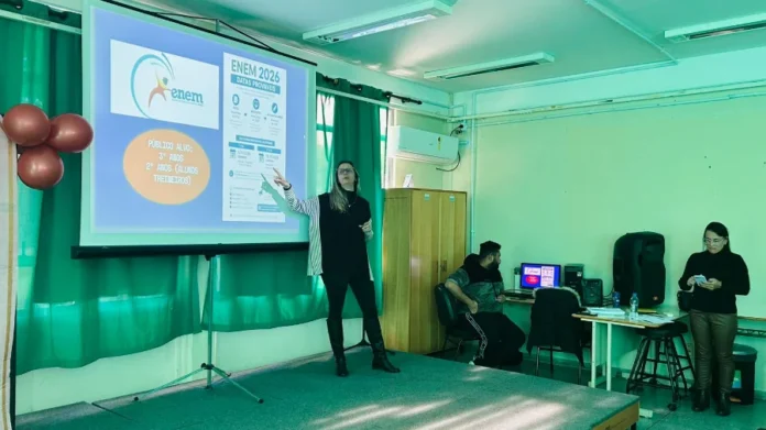 Escola de Sombrio lança projeto gratuito para o Enem Professora apresenta projeto Aplica Jovem para preparação gratuita ao Enem a alunos da Escola Jovem, em Sombrio
