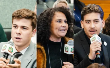 Estágio Visita aproxima cidadãos da política na Alesc Participantes do programa Estágio Visita na Alesc seguram microfones durante atividade sobre cidadania e participação política em Santa Catarina