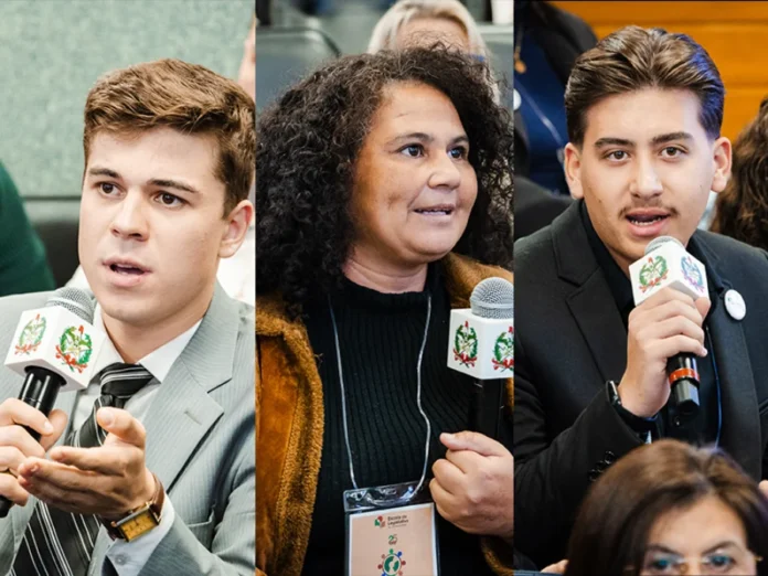 Estágio Visita aproxima cidadãos da política na Alesc Participantes do programa Estágio Visita na Alesc seguram microfones durante atividade sobre cidadania e participação política em Santa Catarina