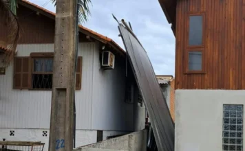 Estrutura metálica cai sobre casa em Criciúma Estrutura metálica deslocada pelo vento atinge residência no bairro Jardim União, em Criciúma