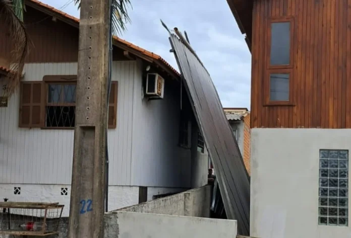 Estrutura metálica cai sobre casa em Criciúma Estrutura metálica deslocada pelo vento atinge residência no bairro Jardim União, em Criciúma