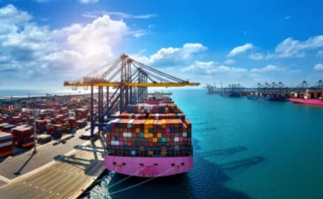 Exportações de SC recuam após queda nas vendas aos EUA Navio cargueiro com contêineres em porto internacional representa exportações de Santa Catarina e comércio exterior catarinense.