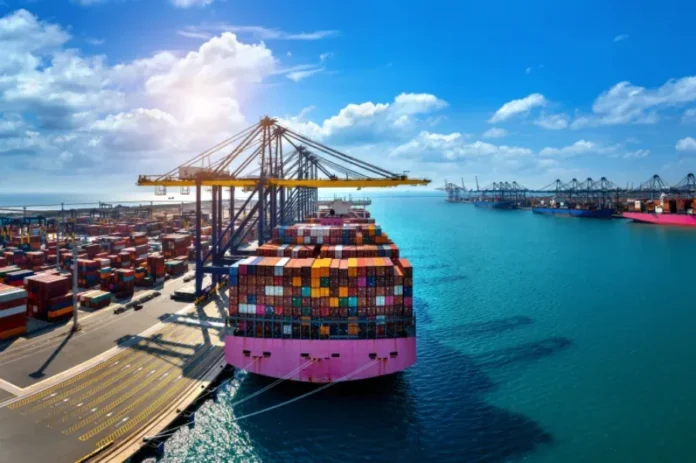Exportações de SC recuam após queda nas vendas aos EUA Navio cargueiro com contêineres em porto internacional representa exportações de Santa Catarina e comércio exterior catarinense.