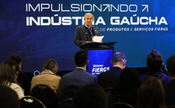 FIERGS lança programas para fortalecer indústrias gaúchas Presidente do Sistema FIERGS discursa no evento Impulsionando a Indústria Gaúcha sobre programas para pequenas indústrias