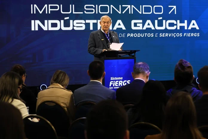 FIERGS lança programas para fortalecer indústrias gaúchas Presidente do Sistema FIERGS discursa no evento Impulsionando a Indústria Gaúcha sobre programas para pequenas indústrias