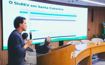 FIESC apresenta sistema para monitorar reciclagem em SC Representante apresenta o SisREV SC durante seminário da FIESC sobre logística reversa e reciclagem em Santa Catarina
