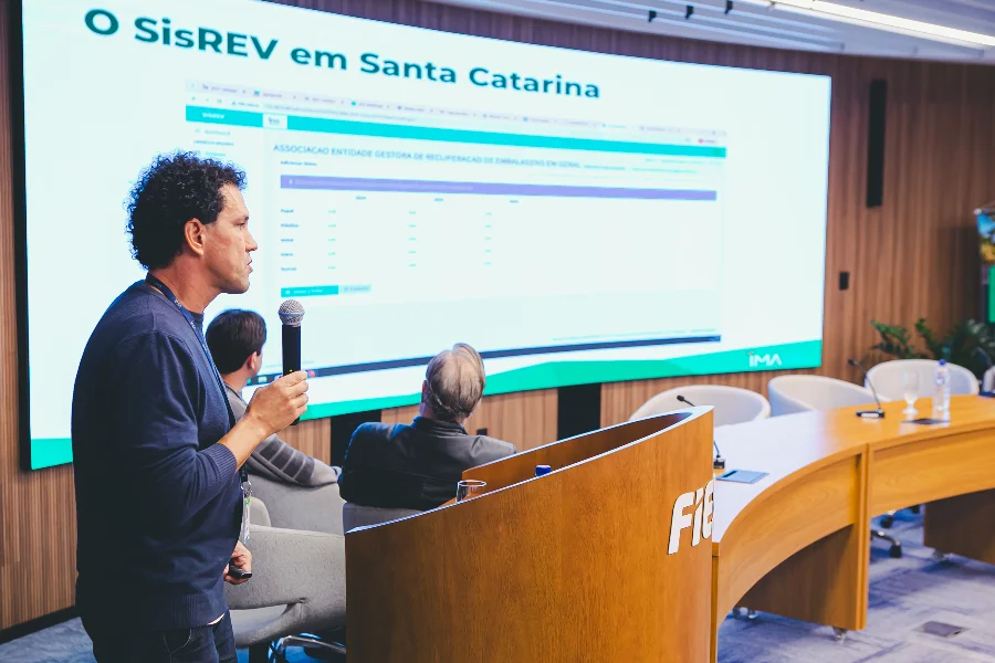 FIESC apresenta sistema para monitorar reciclagem em SC Representante apresenta o SisREV SC durante seminário da FIESC sobre logística reversa e reciclagem em Santa Catarina