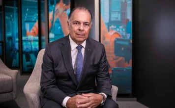 FIESC critica MP que isenta compras internacionais Presidente da FIESC, Gilberto Seleme, em ambiente institucional, alerta sobre impactos da isenção de compras internacionais na indústria de Santa Catarina.