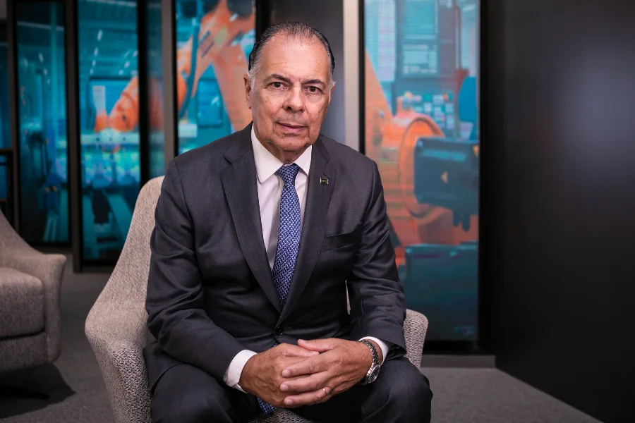 Presidente da FIESC, Gilberto Seleme, em ambiente institucional, alerta sobre impactos da isenção de compras internacionais na indústria de Santa Catarina.