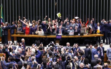 FIESC critica redução da jornada aprovada na Câmara Deputados comemoram no plenário da Câmara dos Deputados durante votação sobre fim da escala 6x1 e redução da jornada de trabalho