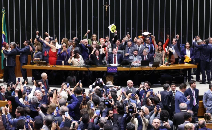 Deputados comemoram no plenário da Câmara dos Deputados durante votação sobre fim da escala 6x1 e redução da jornada de trabalho
