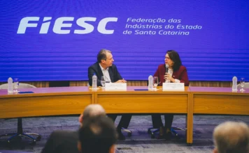 FIESC debate negociações coletivas na indústria Representantes da FIESC participam de debate sobre negociações coletivas e relações trabalhistas da indústria catarinense em Florianópolis