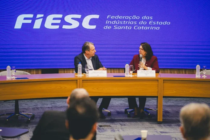FIESC debate negociações coletivas na indústria Representantes da FIESC participam de debate sobre negociações coletivas e relações trabalhistas da indústria catarinense em Florianópolis