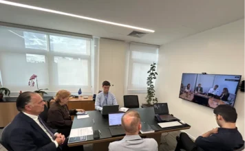 FIESC debate nova linha do BNDES para indústrias de SC Representantes da FIESC participam de reunião sobre nova linha de crédito do BNDES para indústrias exportadoras de Santa Catarina