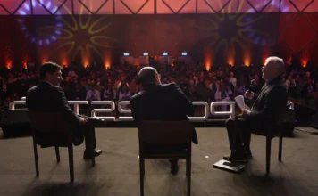 FIESC destaca neoindustrialização na ExpoGestão 2026 Painel da ExpoGestão 2026 em Joinville com palestrantes no palco e público acompanhando debate sobre inovação e negócios