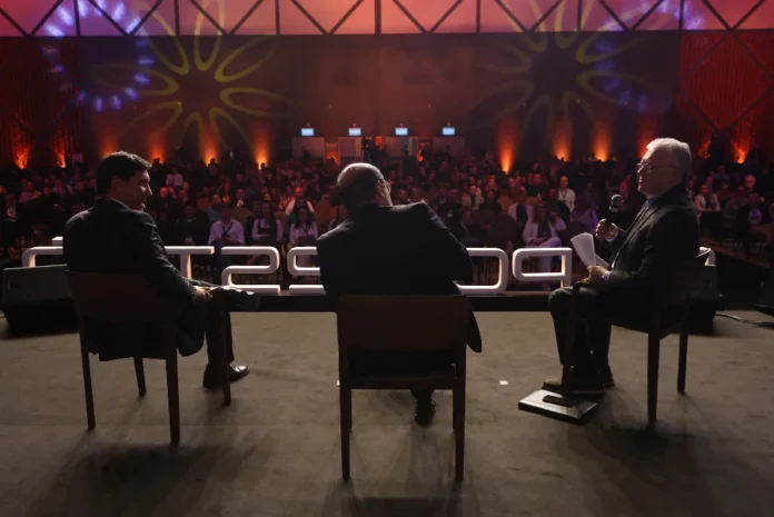 FIESC destaca neoindustrialização na ExpoGestão 2026 Painel da ExpoGestão 2026 em Joinville com palestrantes no palco e público acompanhando debate sobre inovação e negócios