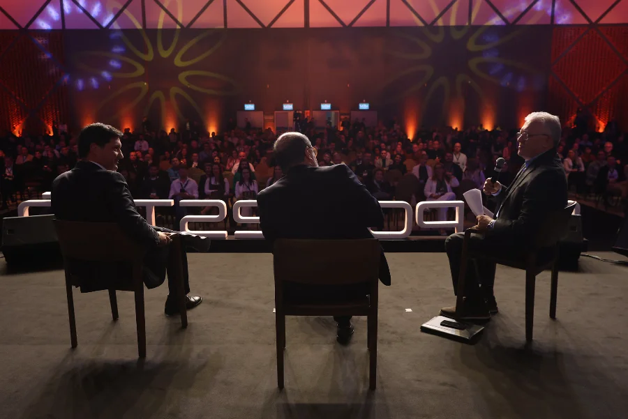 Painel da ExpoGestão 2026 em Joinville com palestrantes no palco e público acompanhando debate sobre inovação e negócios