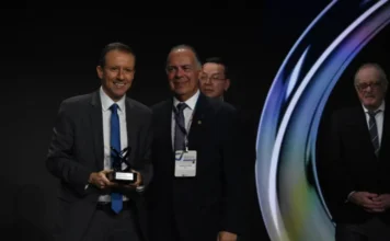 FIESC participa de agendas empresariais em Nova York Presidente da FIESC, Gilberto Seleme, entrega reconhecimento da CNI ao executivo da WEG em evento empresarial Brasil-EUA em Nova York