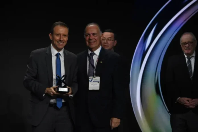 FIESC participa de agendas empresariais em Nova York Presidente da FIESC, Gilberto Seleme, entrega reconhecimento da CNI ao executivo da WEG em evento empresarial Brasil-EUA em Nova York