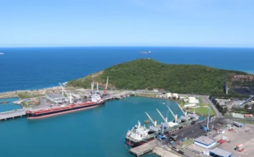 FIESC promove summit sobre logística portuária em Criciúma Vista aérea do Porto de Imbituba com navios atracados, guindastes e área portuária, tema do Summit Logístico Sul Catarinense promovido pela FIESC em Criciúma