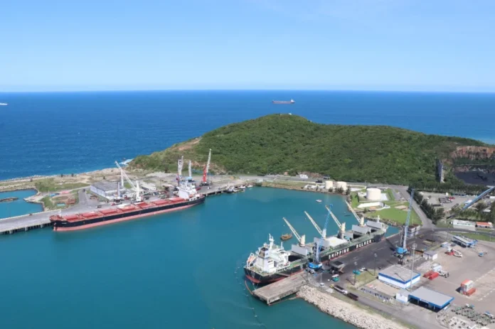 FIESC promove summit sobre logística portuária em Criciúma Vista aérea do Porto de Imbituba com navios atracados, guindastes e área portuária, tema do Summit Logístico Sul Catarinense promovido pela FIESC em Criciúma