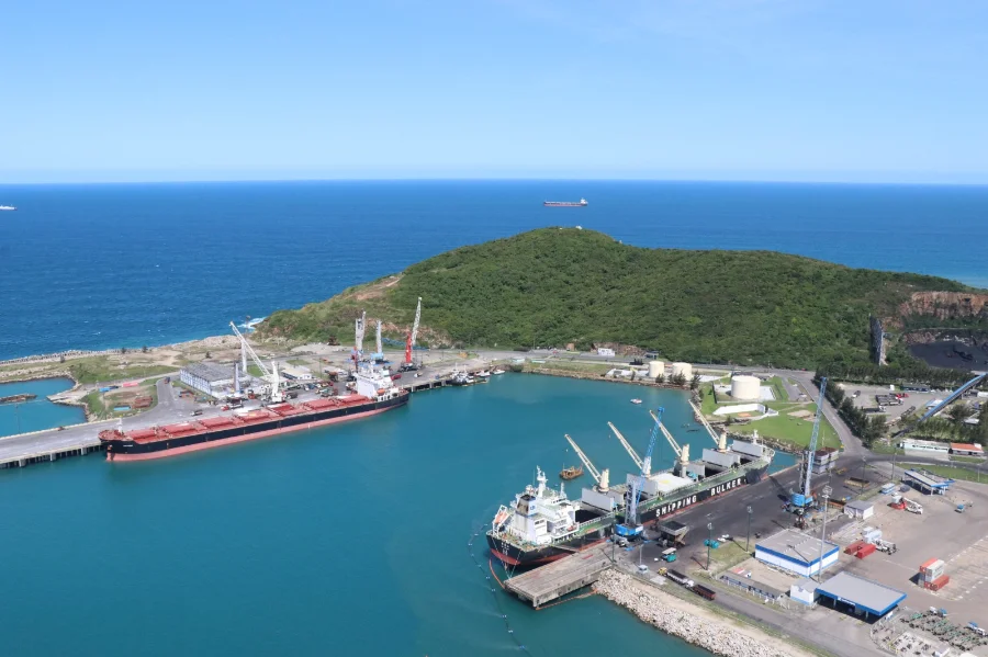 Vista aérea do Porto de Imbituba com navios atracados, guindastes e área portuária, tema do Summit Logístico Sul Catarinense promovido pela FIESC em Criciúma