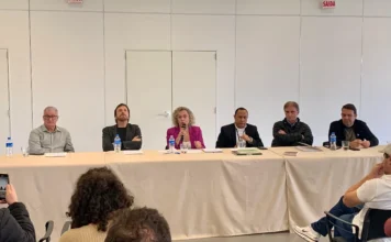 Federalização da SC-285 depende do Governo de SC, diz DNIT Reunião liderada por autoridades públicas e representantes da ACIVA para debater o projeto de federalização da rodovia estadual SC-285 no Sul de Santa Catarina. Na mesa principal, homens de terno e uma mulher de blazer rosa falando ao microfone debatem a infraestrutura e logística regional com o DNIT.