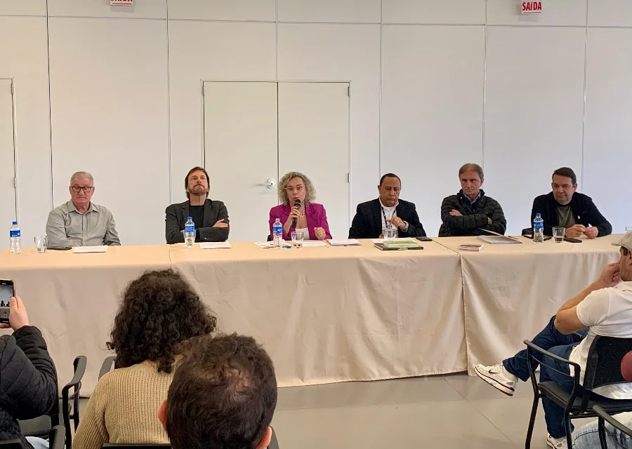 Federalização da SC-285 depende do Governo de SC, diz DNIT Reunião liderada por autoridades públicas e representantes da ACIVA para debater o projeto de federalização da rodovia estadual SC-285 no Sul de Santa Catarina. Na mesa principal, homens de terno e uma mulher de blazer rosa falando ao microfone debatem a infraestrutura e logística regional com o DNIT.