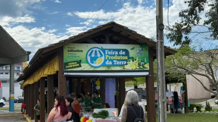 Feira de Produtos da Terra celebra três anos em Arroio do Silva Feira de Produtos da Terra em Balneário Arroio do Silva reúne moradores e produtores locais no Terminal Rodoviário durante programação especial de três anos e Dia das Mães.